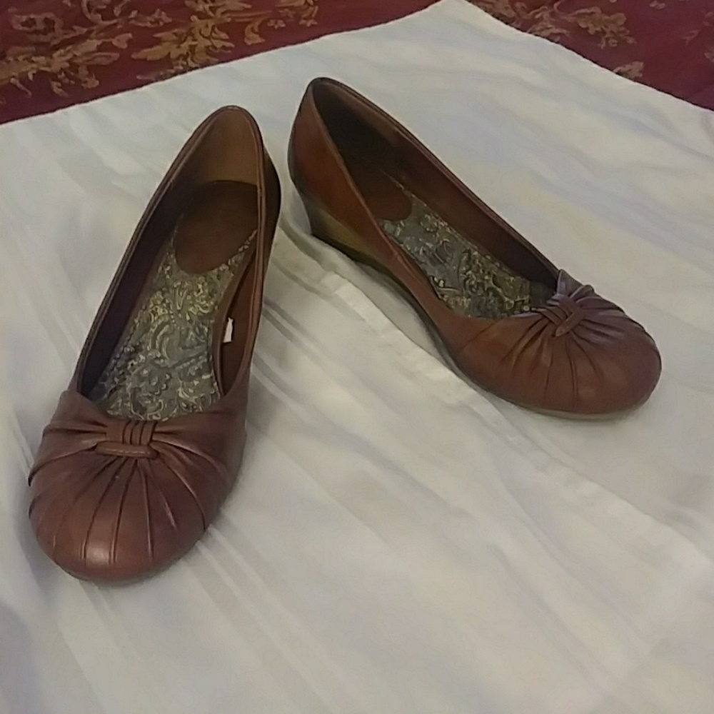 Small wedge dress shoes
